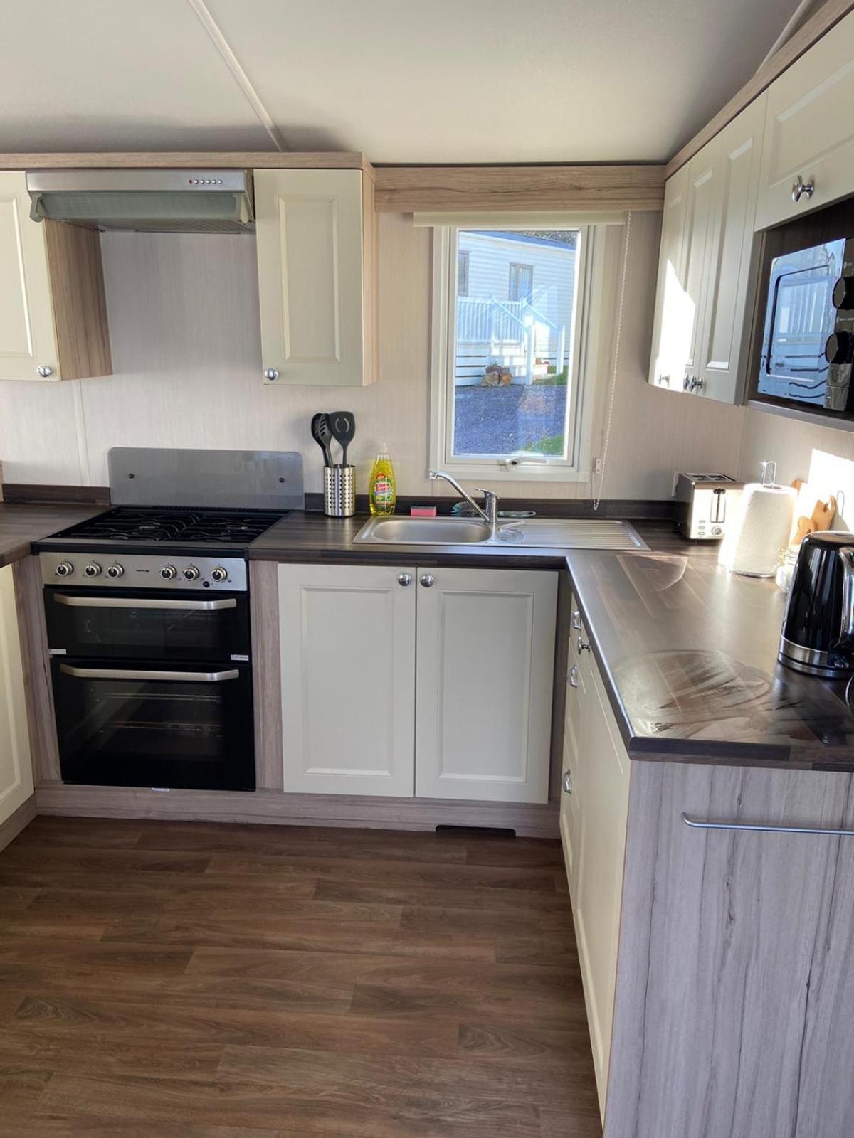 Ger-Y-Bwlch - Spacious Static On 5Star Site With Swimming Pool Benllech Exterior foto